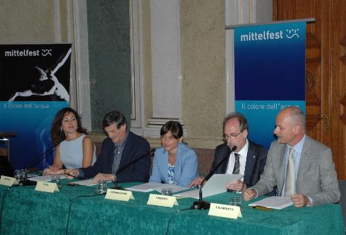 Stefano Calabretto (Direttore artistico Mittelfest), Gianni Torrenti (assessore regionale Cultura), Debora Serracchiani (presidente Friuli Venezia Giulia), Federico Rossi (presidente Mittelfest) e Angela Zappulla (Comune Cividale) – Trieste 10/07/2015